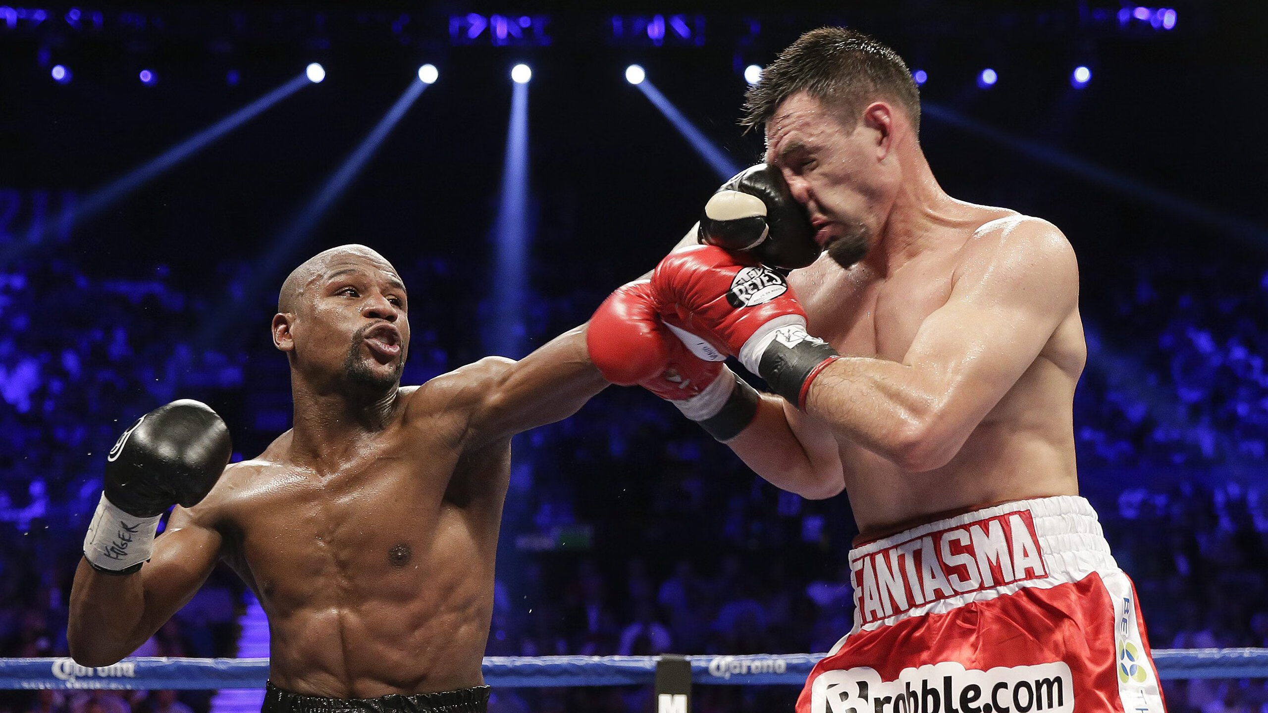 中国队冲线瞬间点燃全场气氛，中国队继续冲